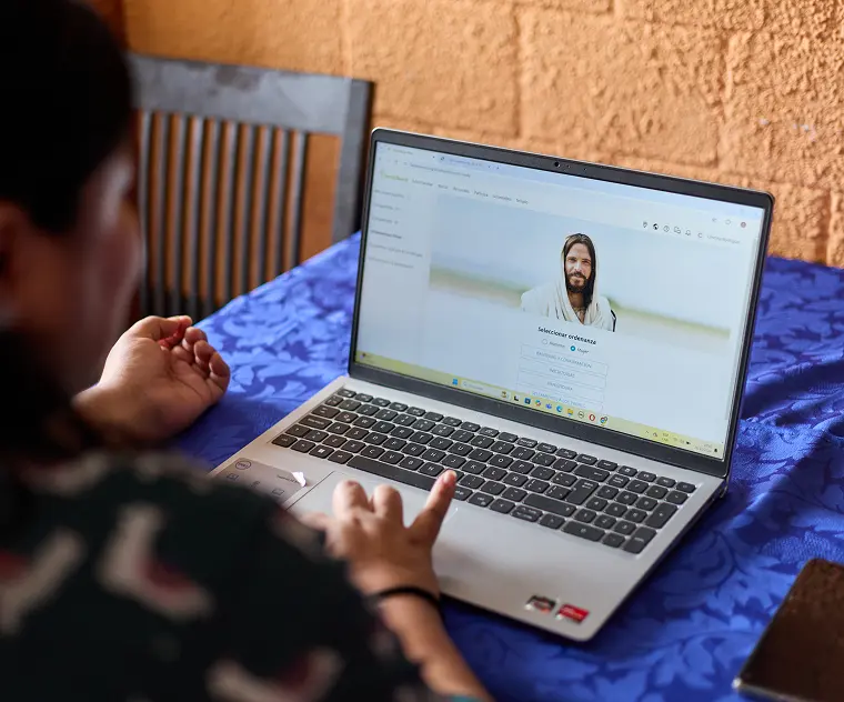 Eine Person nutzt die Funktion „Verfügbare heilige Handlungen“ in der FamilySearch-App, um heilige Handlungen des Tempels zu reservieren
