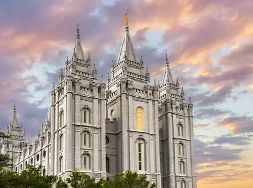 Der Salt-Lake-Tempel mit einem wunderschönen Himmel im Hintergrund