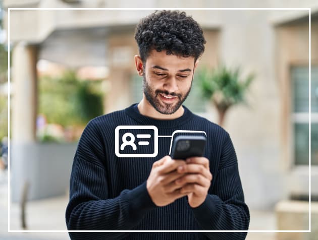 رجل ينظر في هاتفه النقال وهو يبتسم