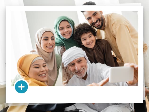 عائلة عربية تبتسم وهم يآخذون صورة للذكرى