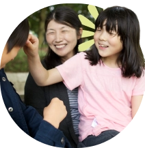 笑い合う母と娘