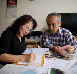 コンピューターで助け合う二人