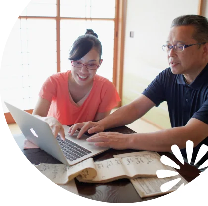 コンピューターに向かう二人